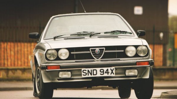 Създаден през 1971 г., Alfasud е изцяло нова посока за Alfa Romeo: не само, че е първият опит на италианската компания да пробие на пазара на компактните автомобили с предно задвижване, но и колата се произвежда в спонсориран от държавата завод близо до Неапол, откъдето идва и името (sud от италиански е юг). Задвижвана от 1,2-литров боксерен двигател и оборудван с дискови спирачки на всички колела, тази кола предлага водеща в класа динамика. Именно стилът на Джуджаро обаче го прави един от най-красивите малки семейни автомобили на своето време. Хечбек вариантът по-късно подобрява практичността, докато по-големите двигатели увеличават изходната мощност, но добавянето на груба на вид пластмаса постепенно разваля добрия външен вид на творението на Джуджаро. В най-чистата си форма обаче, податливият на ръжда Sud и неговата доста красива купе итерация Sprint, са наистина вдъхновяваш дизайн, който Alfa трудно можеше да подобри.